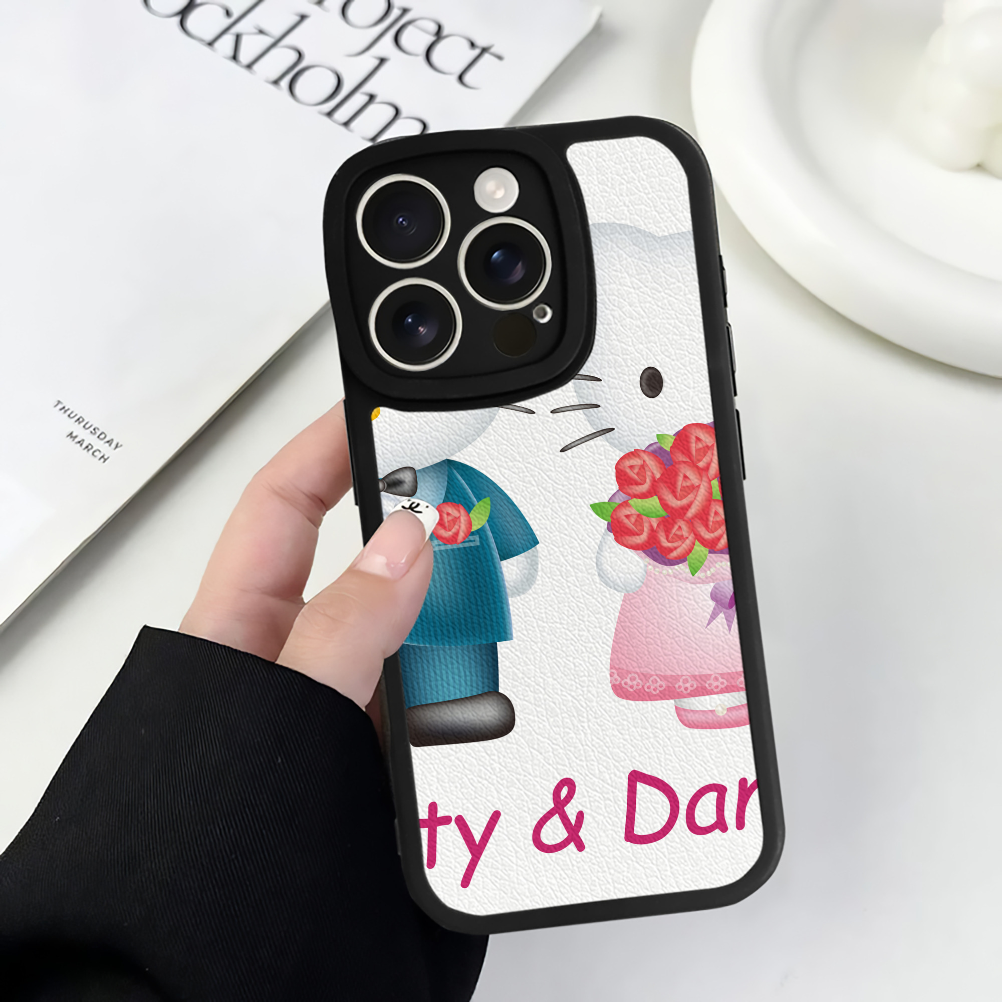 （画像用） Hello Kitty ハローキティ 【iPhone 16シリーズ対応】シリコンスマホケース（レザー調） 材質：シリコン